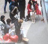 组图：杨幂片场频咳嗽 陈学冬黄发大棉鞋卖萌