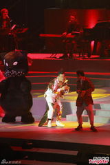 组图：陈奕迅澳门癫狂开唱 猛甩布条歌衫潮翻天