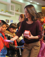 组图：周迅为公益甘当助拍师 希望传播爱的责任