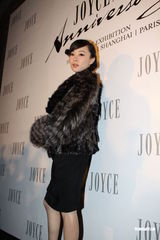 组图：周迅霍思燕出席品牌晚会 毛皮外套驱寒保暖