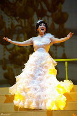 高清：《茉莉花》中西混搭引争议 谭晶带病开唱