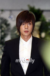 组图：安德烈-金出殡 权相佑(权相宇)金贤重送行难掩伤悲