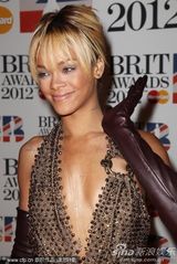 组图：第32届全英音乐奖 蕾哈娜深V露背秀美腿