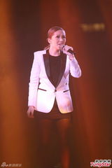 组图：雷颂德个唱献歌儿子 郑秀文助阵掀高潮