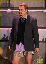 组图：德普片场当众脱裤 露花内裤狼狈爆笑