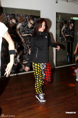 高清图：容祖儿为演唱会彩排 地狱式拉筋刻苦训练