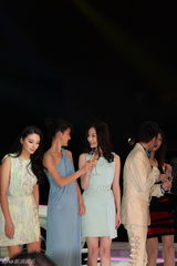 组图：陈燃天蓝礼服优雅亮相北京风尚夜