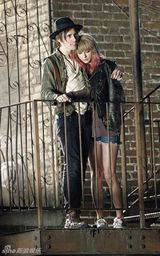 组图：斯威夫特拍MV穿颓废装变小鸟依人