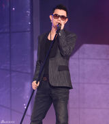 高清组图：众服役艺人参加韩国《演艺士兵演唱会》 