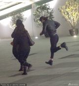 组图：李咏全家看艾薇儿个唱 女儿穿黑丝显成熟