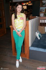 组图：黄宗泽岑丽香合照显尴尬 对绯闻做足准备