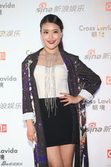 组图：徐子淳航空袍亮相街拍盛典秀美腿