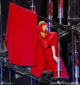 组图：Lady Gaga演唱会口味重 血腥骷髅手玩自摸