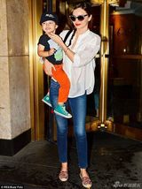 组图:米兰达深夜红唇现身街头 透视装黑Bra隐现