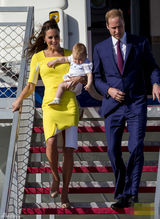 组图：凯特抱子随访澳洲 黄衣明艳狂风吹乱秀发