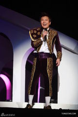 组图：张信哲红馆开唱 深情演绎哲式情歌