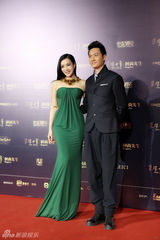 组图：吴镇宇时尚盛典帅气 钟丽缇绿裙秀性感