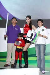 组图：小小彬演技赛过老爸 与白歆惠扮超人母子