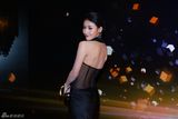 组图：新浪微博之夜红毯 贾青薄纱大秀玉背