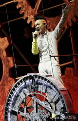 组图：陈奕迅北京开唱 王菲现身合唱《因为爱情》