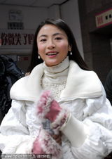 幻灯图集：贡米沈阳代言逛商场 似张柏芝遭围观
