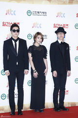 独家高清：EXO等偶像团体亮相金唱片颁奖礼红毯