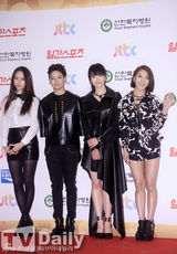 组图：EXO等走金唱片红毯 泫雅透视装内衣尽显