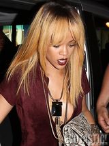 组图：蕾哈娜深夜现身巴黎 深V连身裤真空荡奶