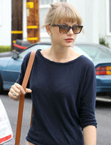 高清图：泰勒-斯威夫特街拍 简约装扮魅力不减