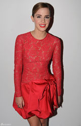 高清组图：艾玛-沃特森蕾丝红裙亮相红唇娇艳