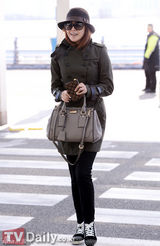 组图：韩星金喜善机场时尚主打休闲风