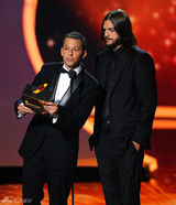 组图：艾美奖现场 阿什顿库彻与克莱尔登台颁奖