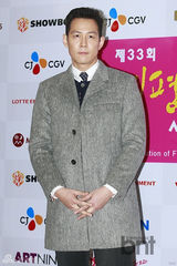 组图：朴信惠镂空装亮相第33届影评奖颁奖礼