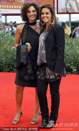 高清图：电影《不是姐妹》首映 两女主角时尚斗靓