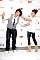 幻灯图：阿杜宣传新专辑 被mv女主角用酒瓶砸头