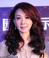 组图：萧蔷超短裙吸金不怕冻 捂嘴卖萌似少女