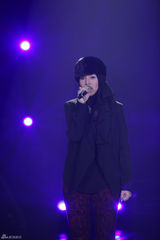 组图：周笔畅睡衣扮猫女 邓紫棋自弹自唱