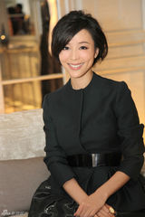 组图：张静初亮相武汉 甜美笑容俘获镜头焦点