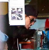 组图：斯图尔特与朋友聚会 笑容不断小秀香肩