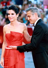 组图：威尼斯电影节开幕红毯 姜文携妻亮相