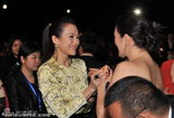组图：巩俐章子怡两代谋女郎 台下执手热聊显亲密
