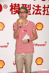 组图：林海峰出席品牌活动 流连名车模型不罢手