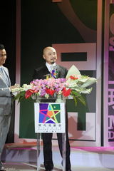 组图：徐峥捧大奖自称有新人感觉 笑与吕凉比帅