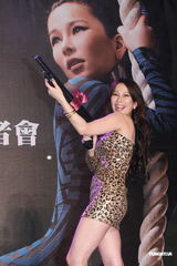 组图：温岚着豹纹裙庆功 有意拍孕时写真