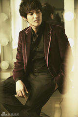 组图：蓝正龙本色写真闲适随意 多部影片进军内地