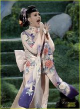 组图：水果姐登台变艺妓雪乳抢镜 东方色彩绚丽