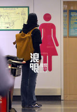 组图：霍尊录制完节目回京 与女助理直奔酒店