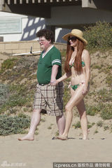 组图：艳星沙滩激吻男笑星 泳装身材两重天