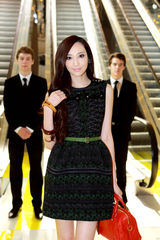 组图：吴佩慈蓬蓬裙秀美腿 低调华丽展少女风情