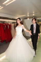 组图：刘璇开心试婚纱 薛佳凝莫慧兰任伴娘